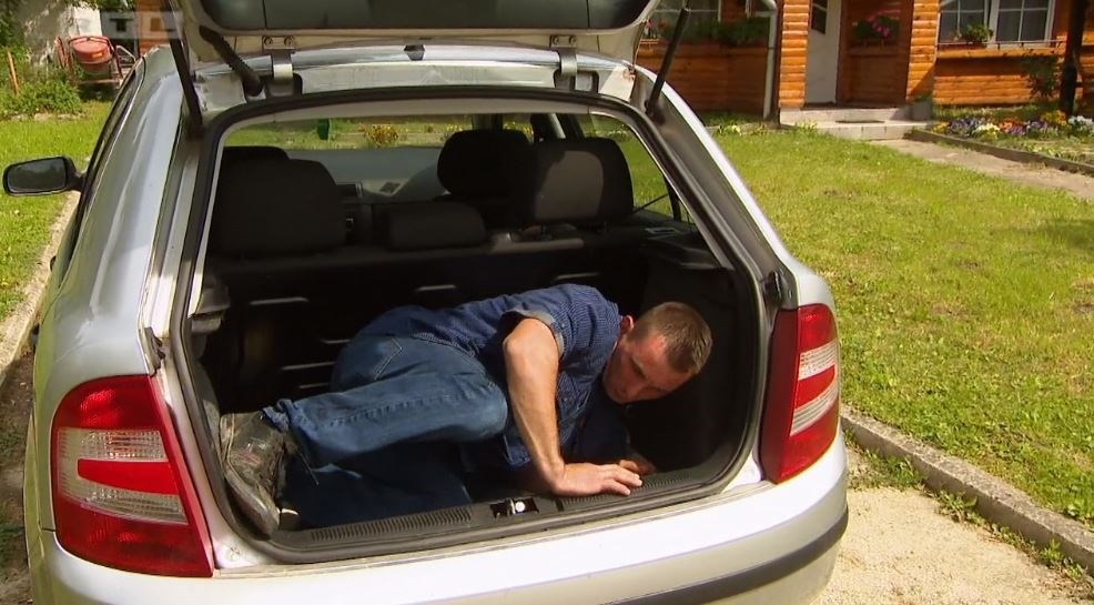 Farmer Neven u LJNS-u otkrio kako se djevojci zavukao u prtljažnik i vrebao