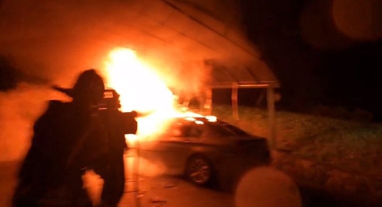 Usred noći izgorio BMW u Zagrebu, vatrogasci objavili snimku