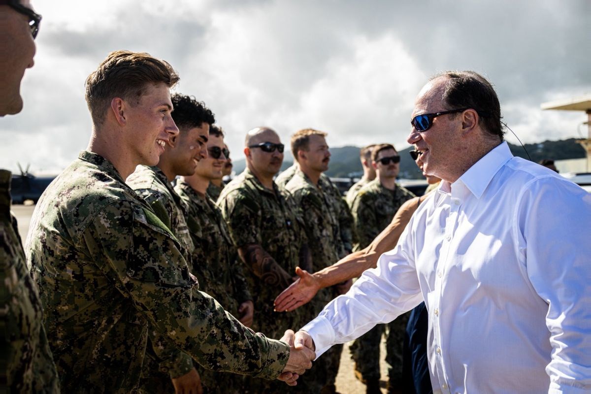 Čelnik Trumpove ratne mornarice letio Epsteinovom avionom