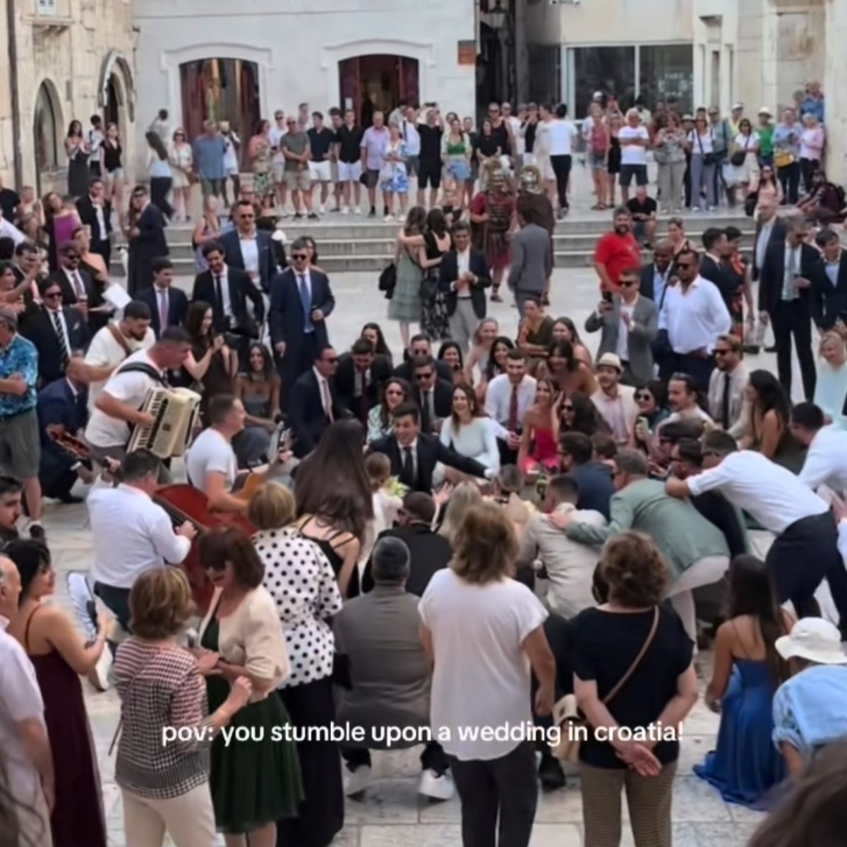 Turistkinja podijelila video splitske svadbe, mnogim Hrvatima se nije svidio