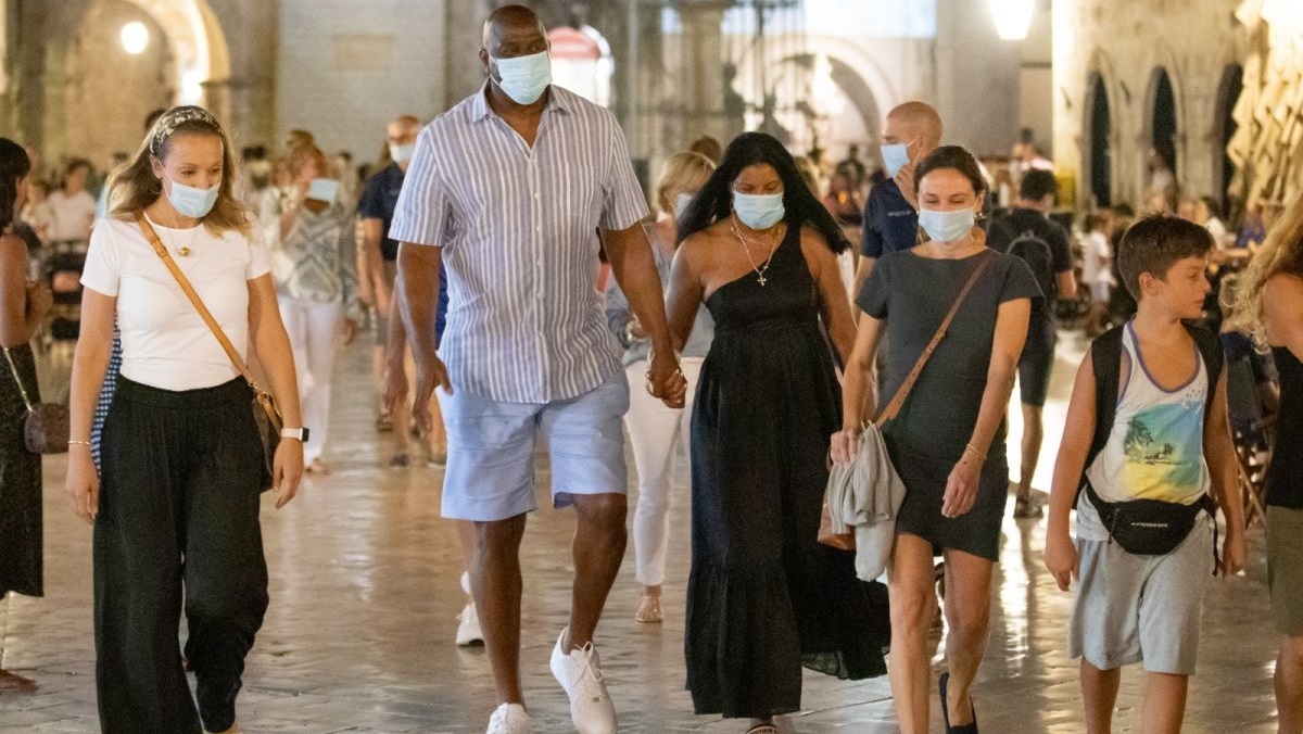 Magic Johnson u društvu supruge šetao Stradunom