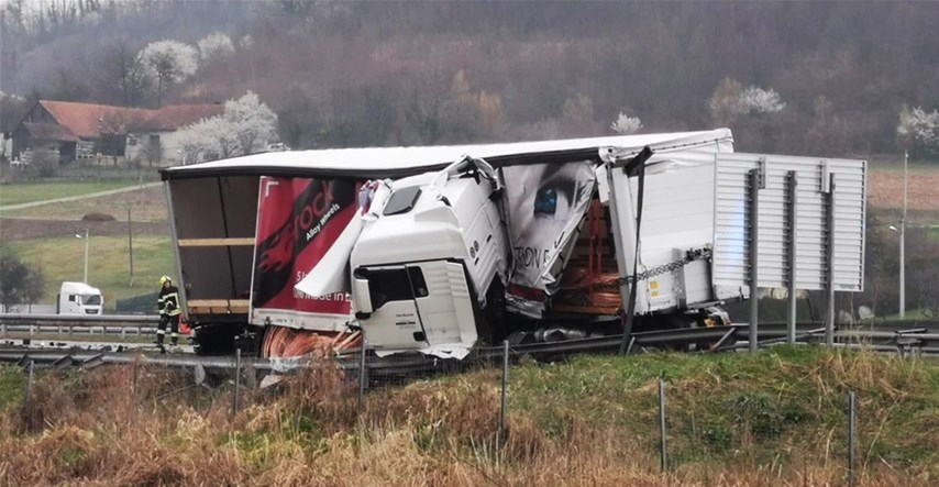 Zatvorena autocesta između Krapine i Začretja u smjeru Zagreba, sudarili se kamioni