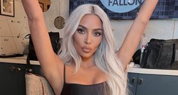Kim Kardashian kaže da je bolnim laserskim tretmanom zategnula trbuh