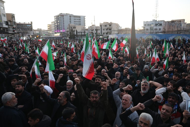 Unuk ajatolaha Homeinija Irancima: Ne napuštajte ulice i džamije, nosite crnu odjeću