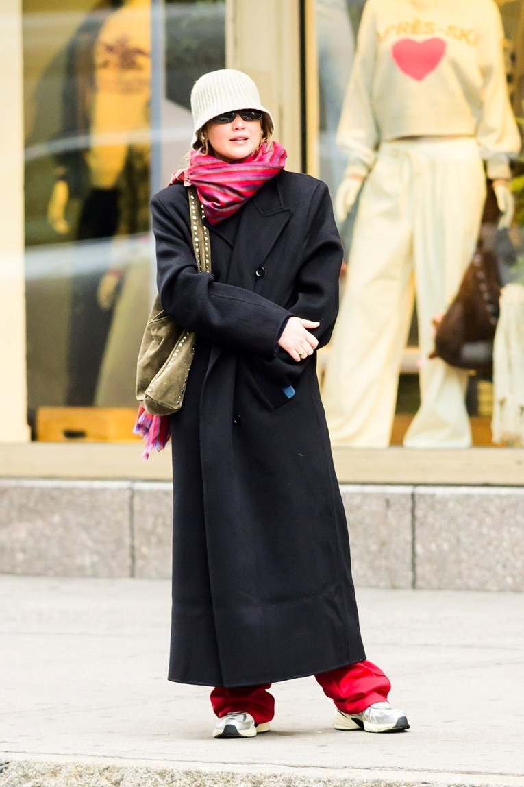 Dad-core se vraća: Jennifer Lawrence prošetala u omiljenim Nike tenisicama