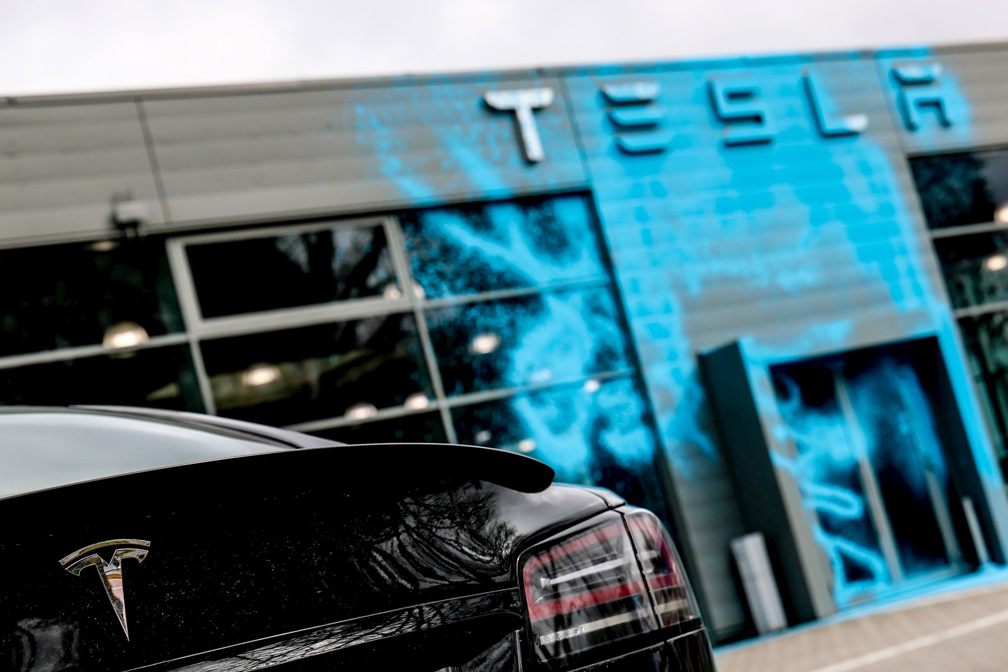 Tesla tone u Europi. Prodaja u Francuskoj i Švedskoj najniža od 2021.