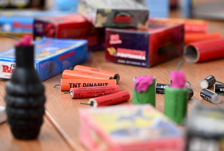 Unatoč zabranama dječak u Istri bacao petarde, majka prijavljena jer mu ih je kupila 