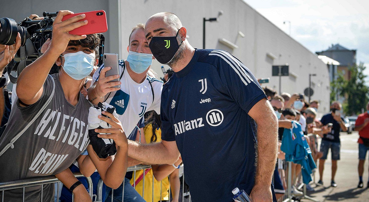 Tudor zvijezda Pirlovog predstavljanja u Juventusu. Dijelio autograme i pozirao