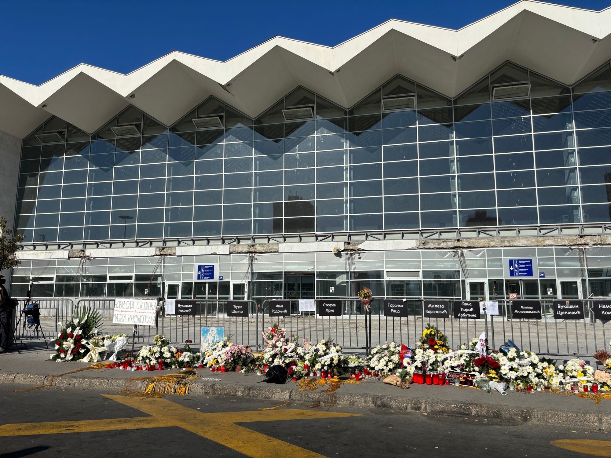 AFP o godišnjici tragedije u Novom Sadu: Tisuće na komemoraciji za žrtve