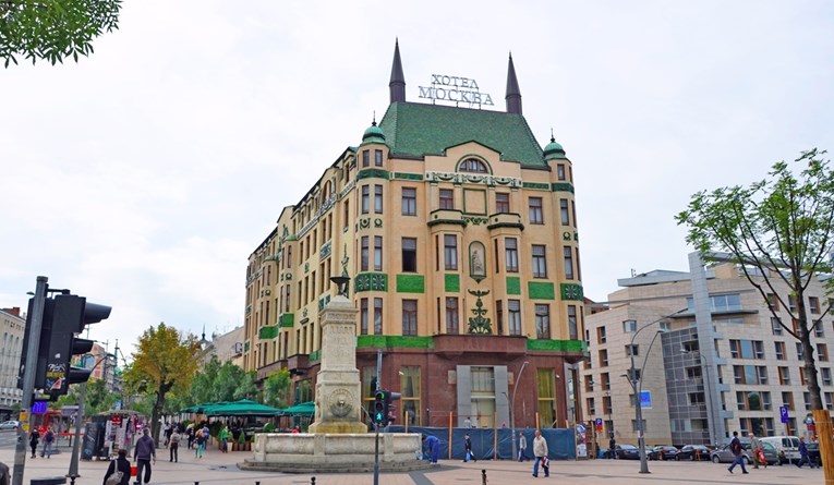 Kod hotela u Beogradu pronađena sumnjiva torba, na terenu su duge cijevi