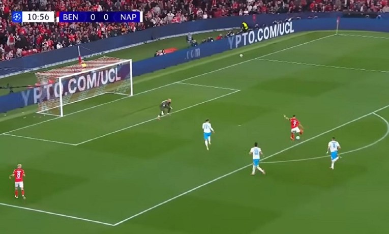 Ivanović je izbio pred golmana Napolija. Pogledajte što je slijedilo