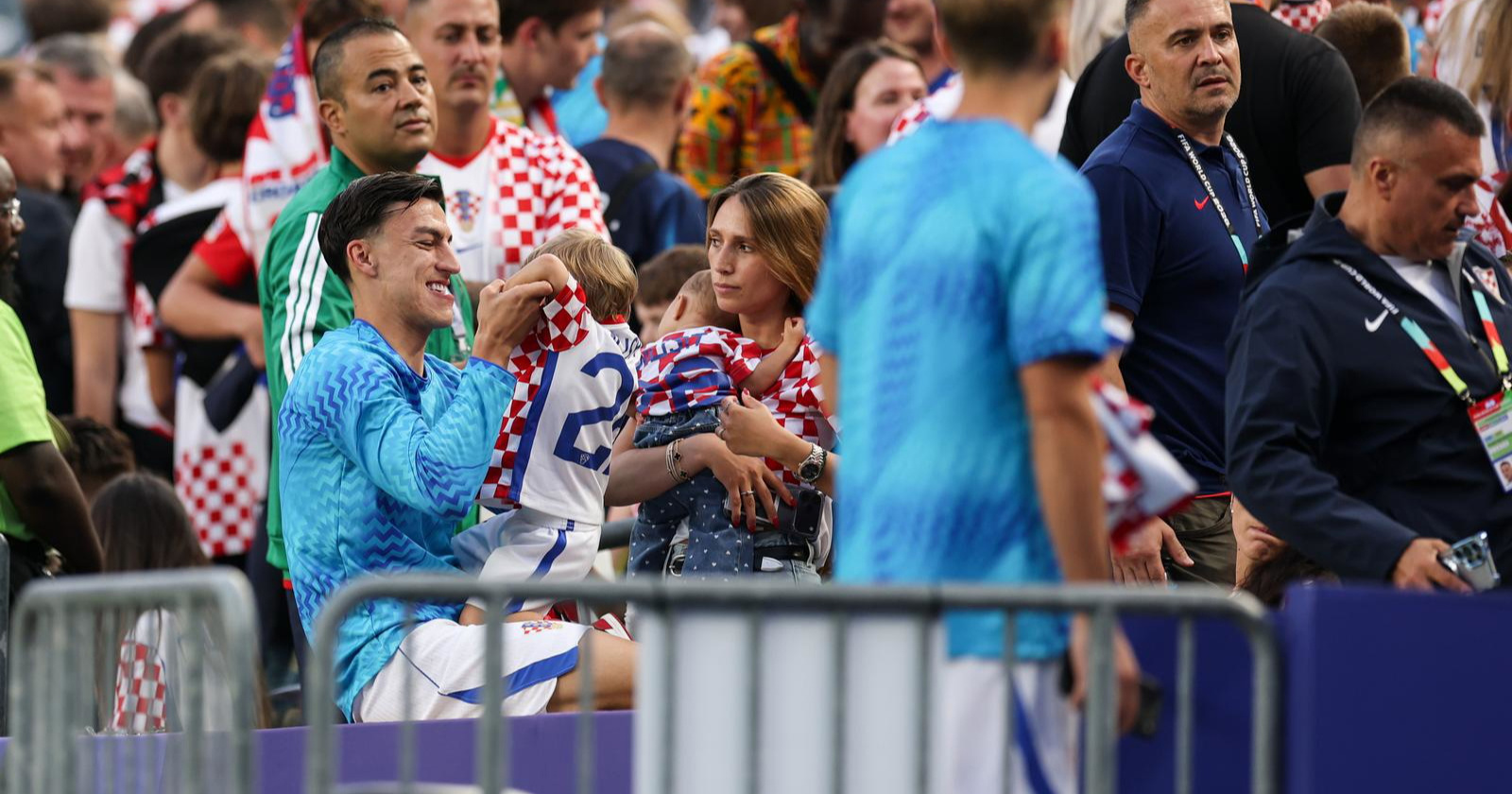 FOTO Vatreni su pobjedu nad Ganom proslavili u zagrljaju obitelji