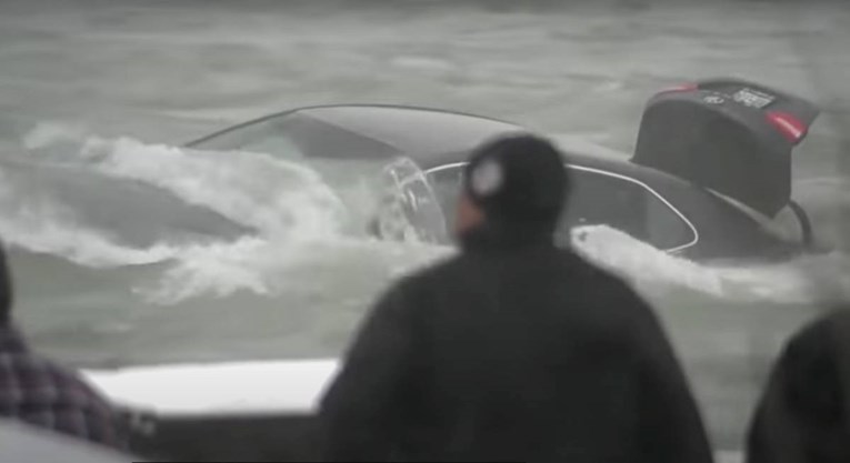 VIDEO Do ruba Slapova Niagare doplutao auto, u njemu pronađena mrtva žena