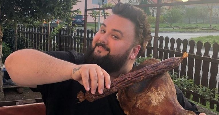 Jacques Houdek čestitao Uskrs fotkom na kojoj "svira" na šunkici
