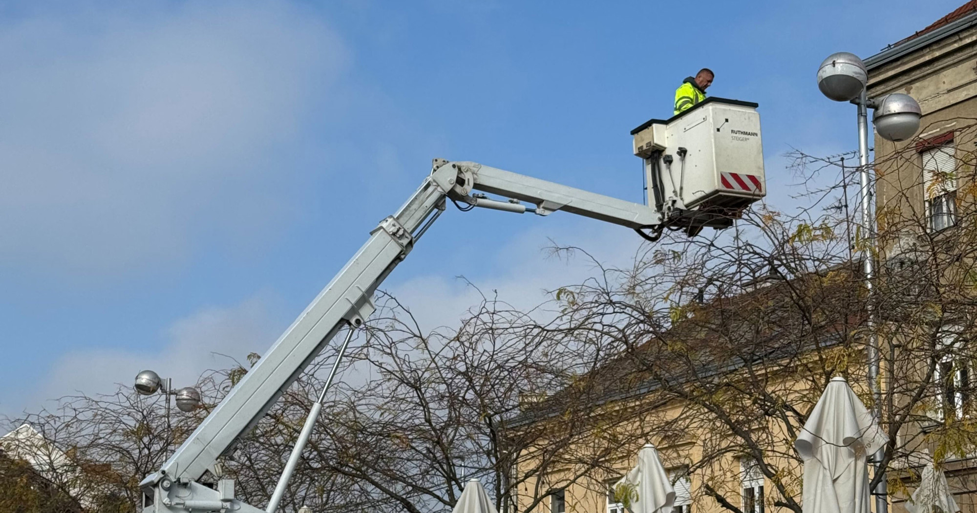 Radnici krenuli postavljati božićne ukrase na Britancu