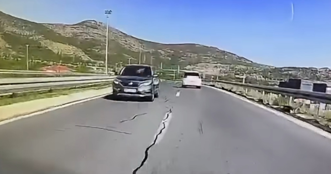 VIDEO Opasna vožnja u Dugopolju. Na mostu vozio u suprotnom smjeru