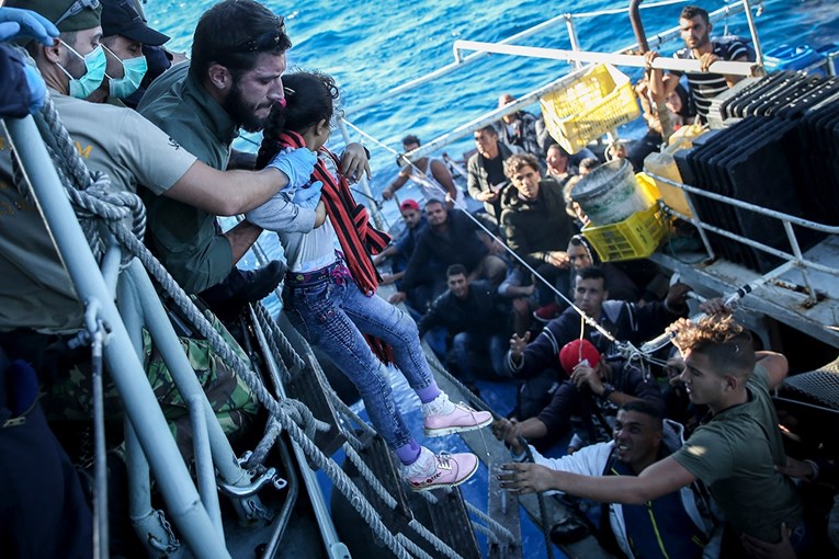 Najmanje 43 migranta utopila se u brodolomu kod Tunisa
