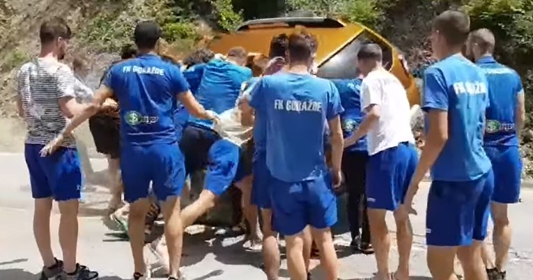 VIDEO Djevojka u BiH se prevrnula autom. Onda se zaustavio bus s nogometašima