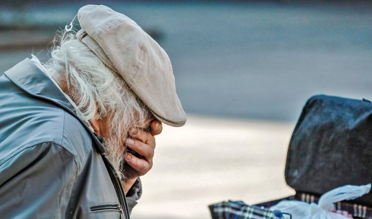 Tuga na jednoj fotografiji: Teško pokretni djed u Zagrebu plače na klupi
