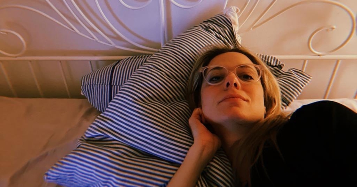 Veljača pozirala u spavaćici na krevetu, Ella je usporedila s Carrie Bradshaw