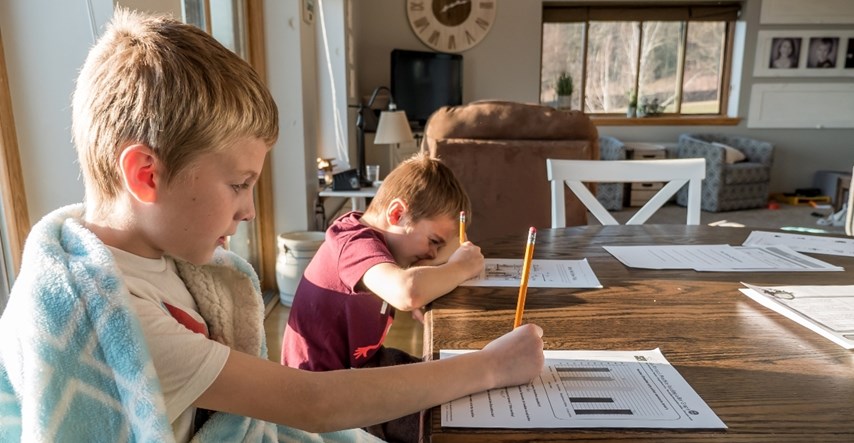 Učiteljica i mama savjetuje da ne tjerate djecu da pišu zadaću čim dođu iz škole