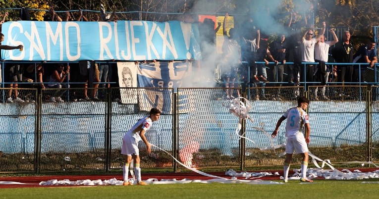 Armada zasula teren papirima dok je Rijeka gubila. Time su pomagali protivniku