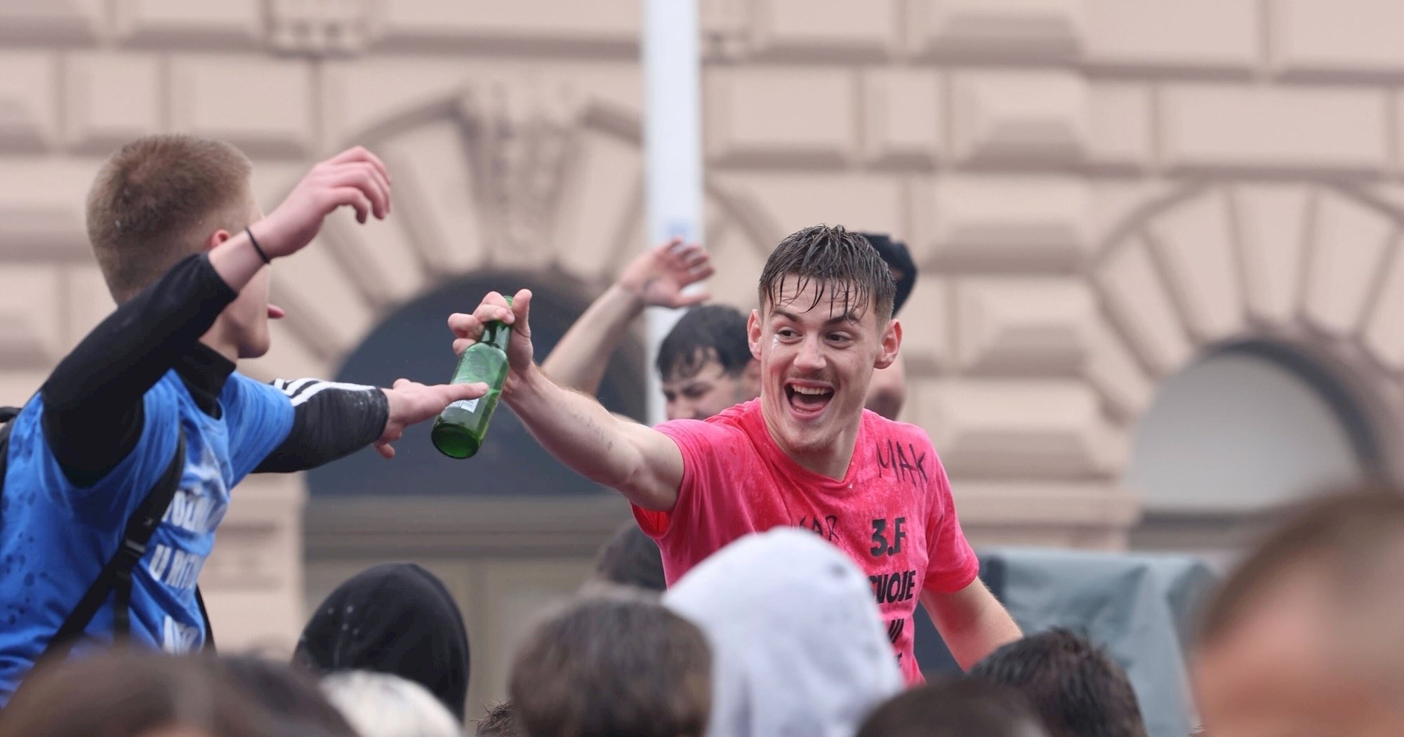 Zagrebački maturanti zapjevali Za dobra stara vremena na Trgu bana Jelačića