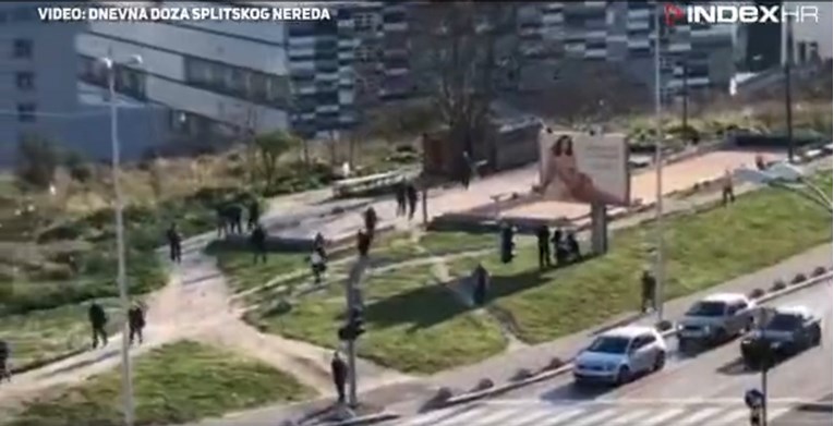 VIDEO Hrpa umirovljenika na balotama u Splitu, rastjerala ih policija