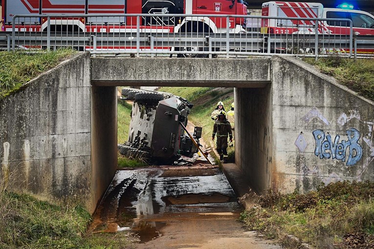 FOTO Oklopni transporter sletio s ceste u Sloveniji