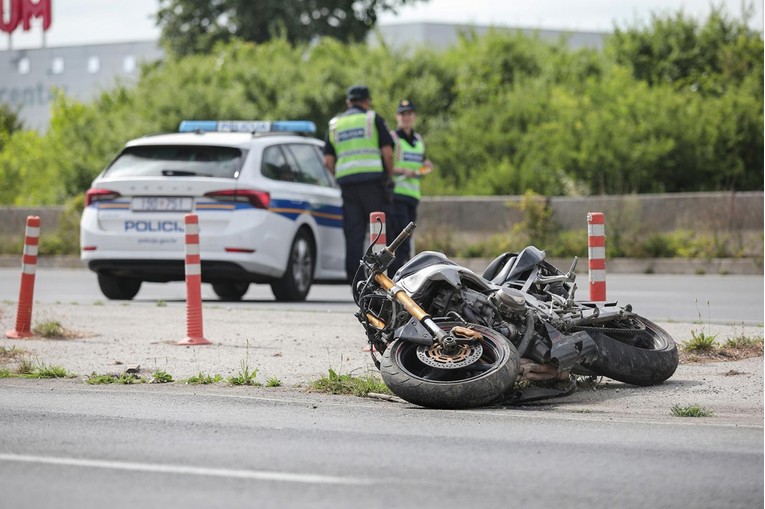 Teška nesreća u Draganiću. Motociklist se bori za život