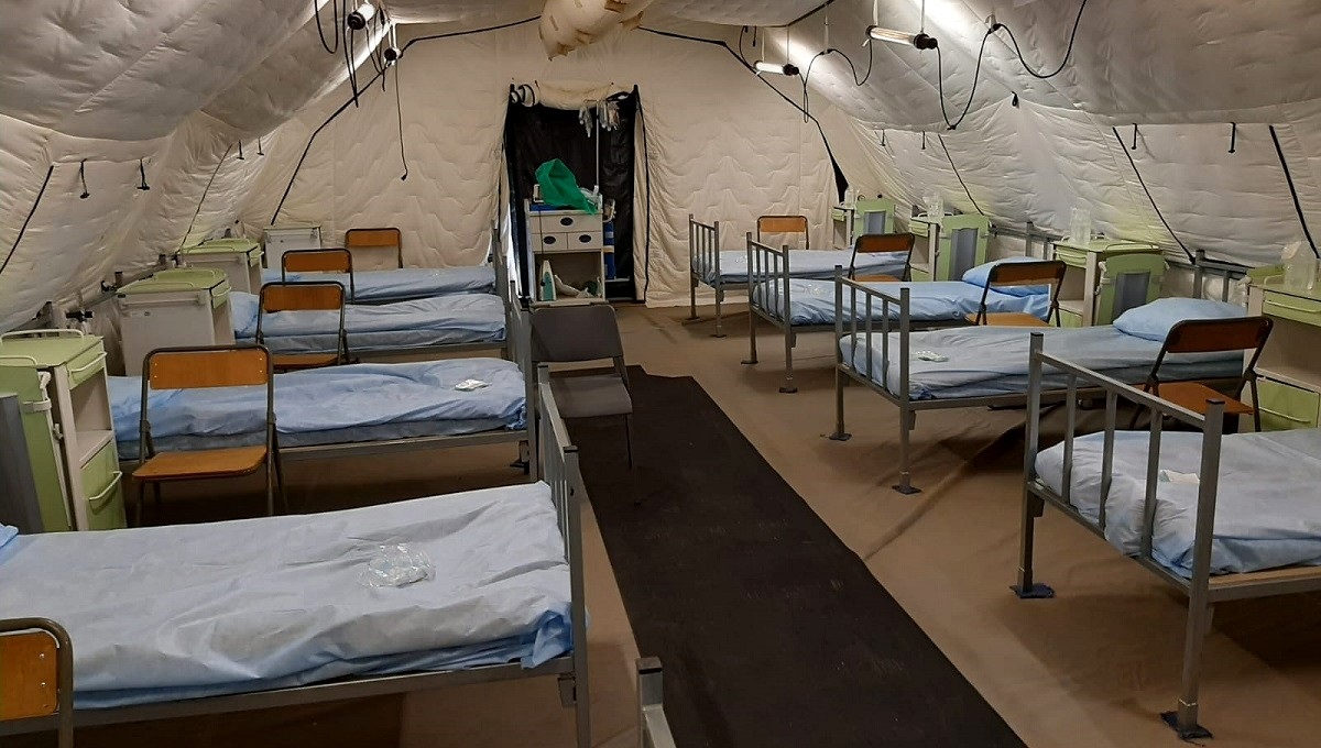 Pogledajte kako izgleda unutrašnjost covid-šatora ispred bolnice u Dubravi