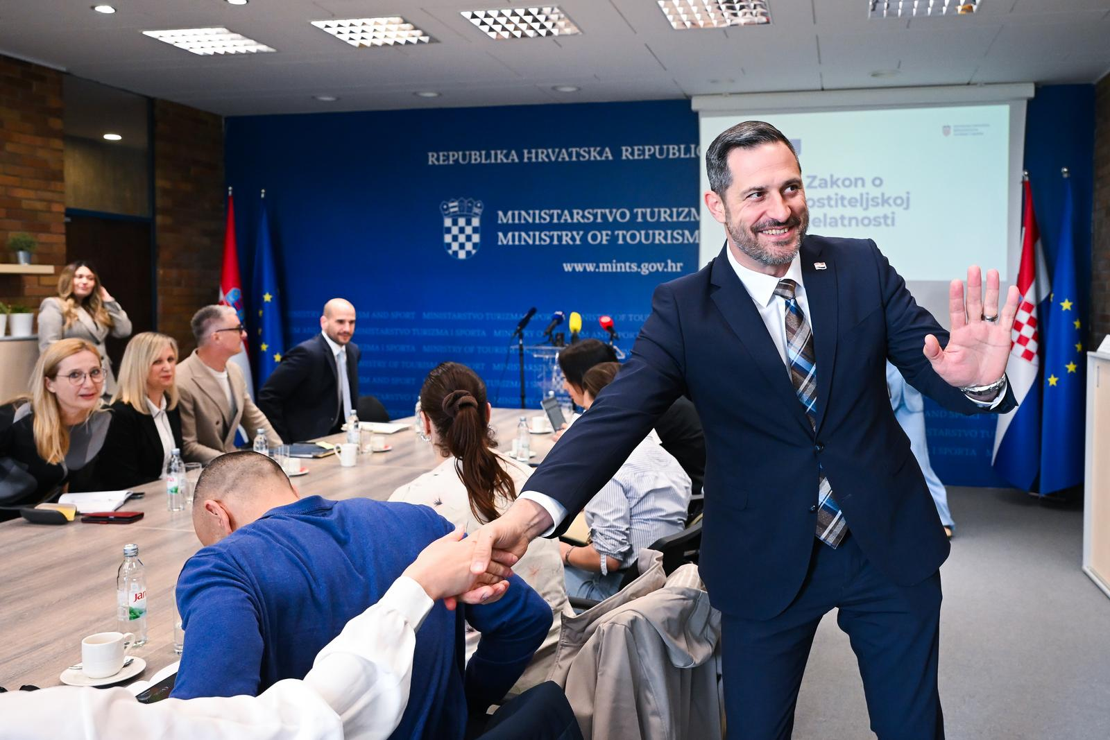 Glavina predstavio novi zakon. Evo što se mijenja za apartmane, u kafićima...