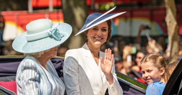 Kate Middleton na platinastom jubileju nosila haljinu od 26.000 kn i Dianine naušnice