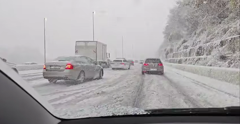 VIDEO Zatvorena brza cesta u smjeru Solin-Klis. Auti zapeli u snijegu