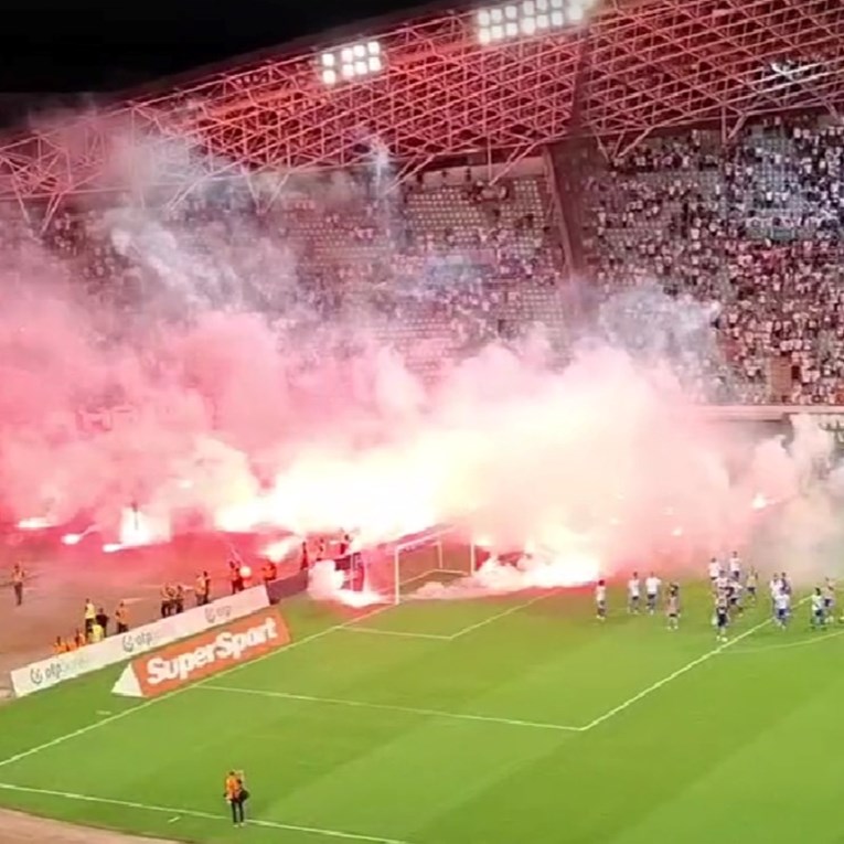 VIDEO Livaja poveo igrače prema Sjeveru nakon pobjede. Torcida ih otjerala bakljama