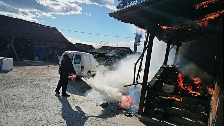 FOTO Policajci kod Karlovca spasili nepokretnu ženu, izgorjela joj kuća