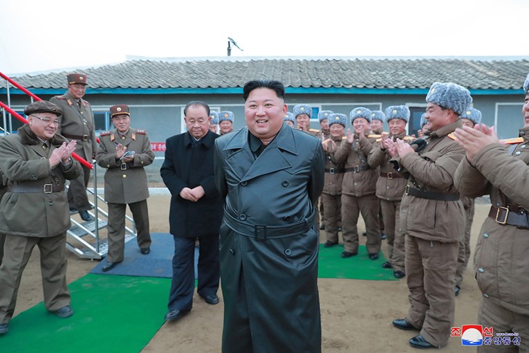 Kim Jong-un sa smiješkom nadgledao lansiranje raketa, vojnici mu pljeskali
