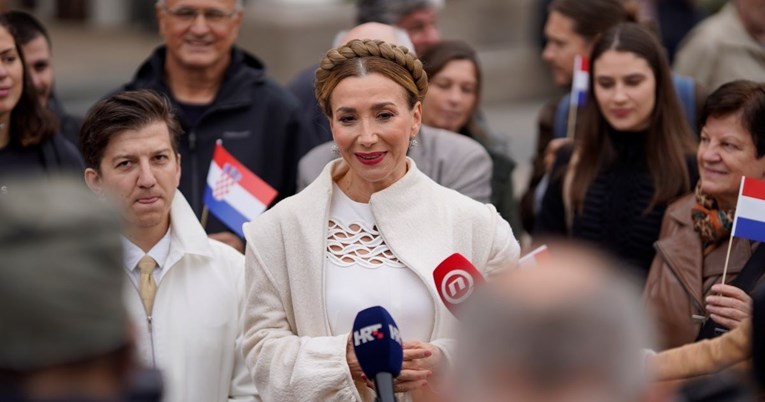 "Predsjednička kandidatura": Ecija Ojdanić prikupljala potpise na Trgu