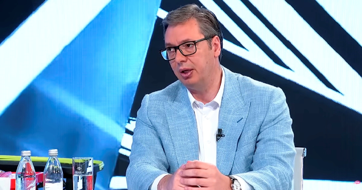 Vučić dijeli novac: 10.000 dinara za svakog srednjoškolca. Za studente 1000
