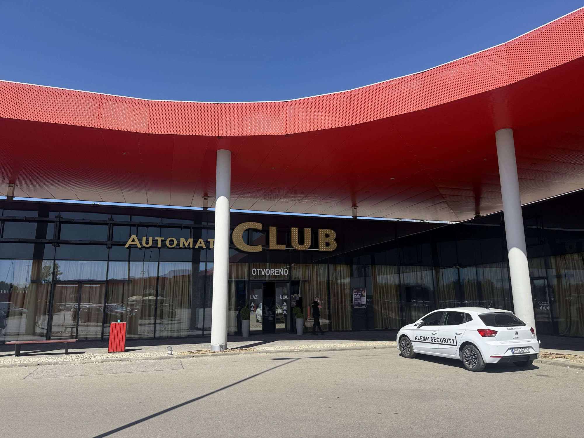 Opljačkan kofer s novcem u Supernovi u Zagrebu. Zaštitari pucali