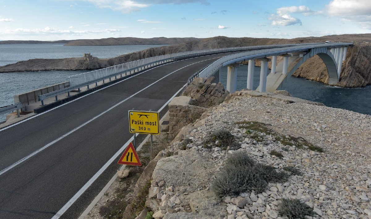 Paški most je zbog jakog vjetra otvoren samo za aute