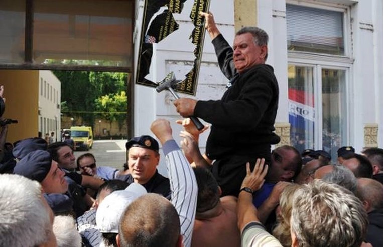 Krstičević podržao Vukovarca kojemu sude zbog razbijanja ćirilične ploče