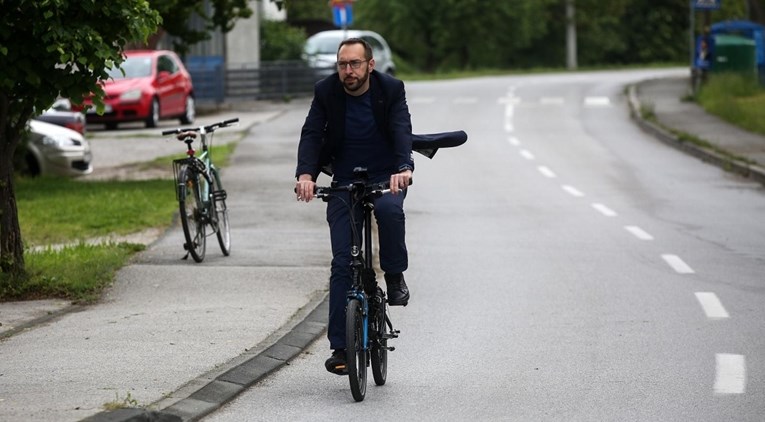 Tomašević srezao broj službenih vozila. Ostale samo 42 Corse, Passat i Astra