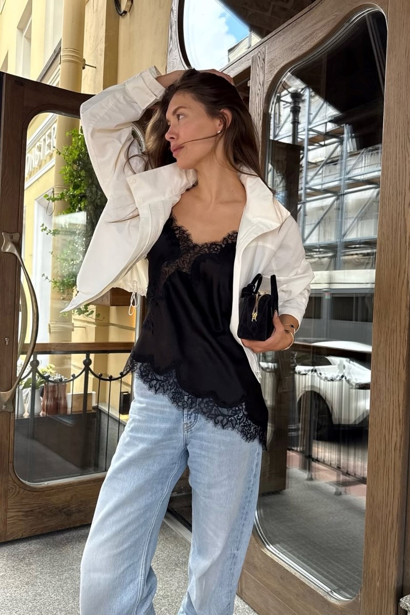 Zara opet ima viralni komad - čipkasti top koji nestaje s polica
