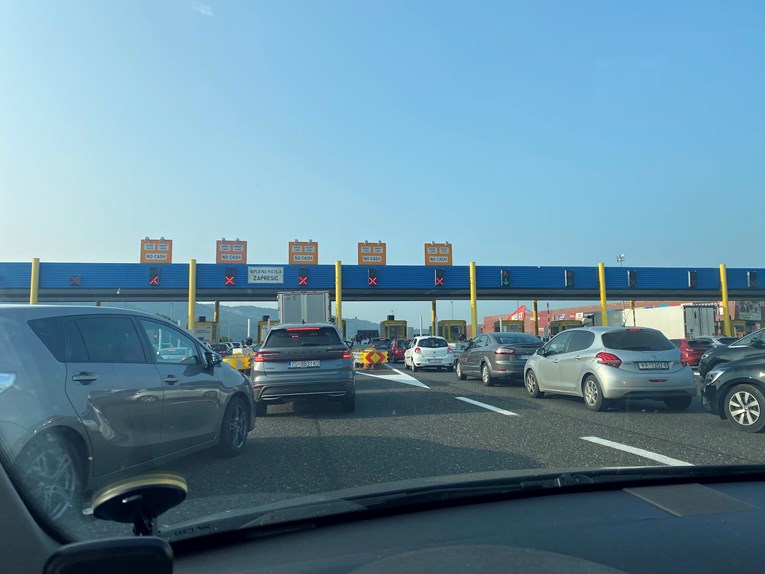 Pao sustav kartičnog plaćanja na naplatnima autoceste A2, stvara se gužva
