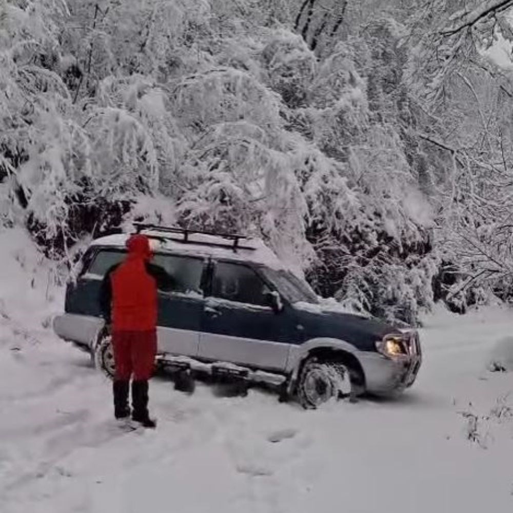 Dvije strankinje zaglavile u snijegu u BiH, izvukao ih GSS. "Vjerovale su navigaciji"