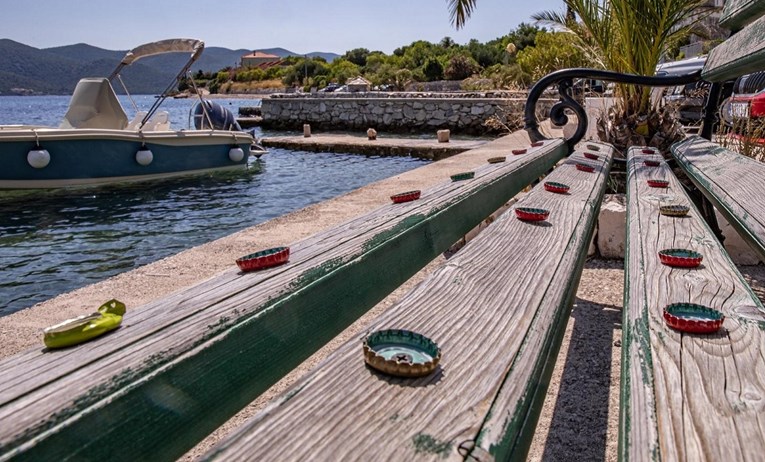 VIDEO Na Pelješcu je netko zakucao čepove na klupu, ne može se sjesti