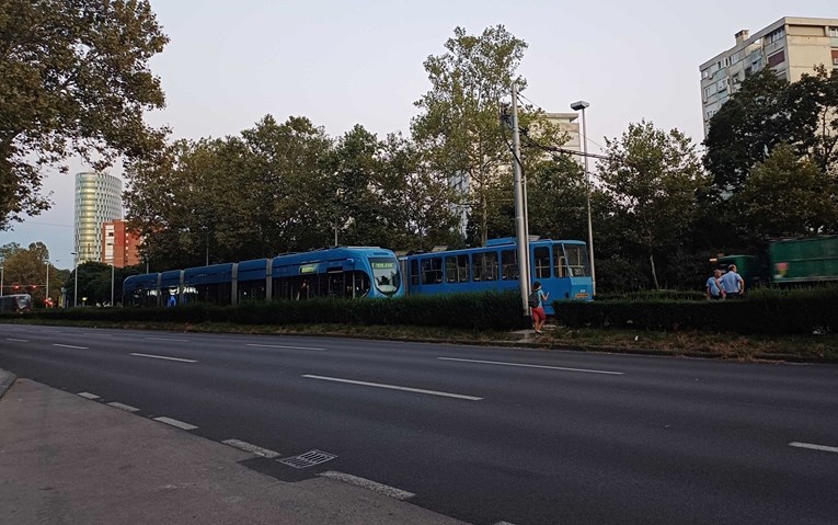 U Vukovarskoj u Zagrebu blokiran tramvajski promet, pokidani su vodovi