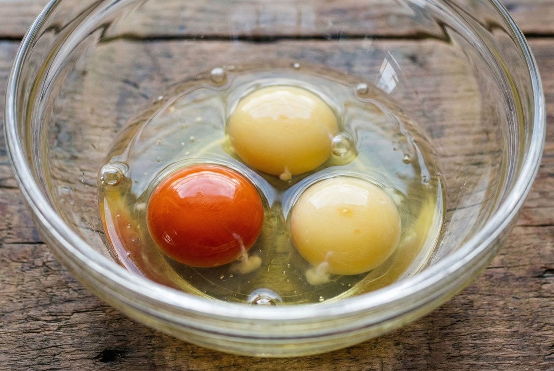 Zašto neka jaja imaju tamniji žumanjak - govori li to nešto o kvaliteti?