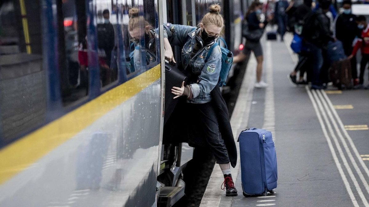 Tisuće Britanaca pojurile kući da izbjegnu karantenu, nastao kaos u prometu